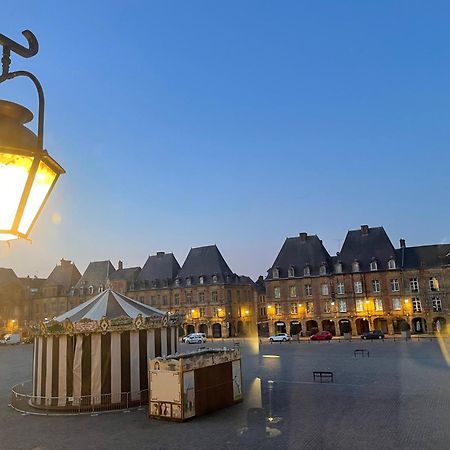 Suites Mana - Matahina Avec Vue Superbe Sur La Place Ducale Et Parking Prive Inclus Шарлевиль-Мезьер Экстерьер фото
