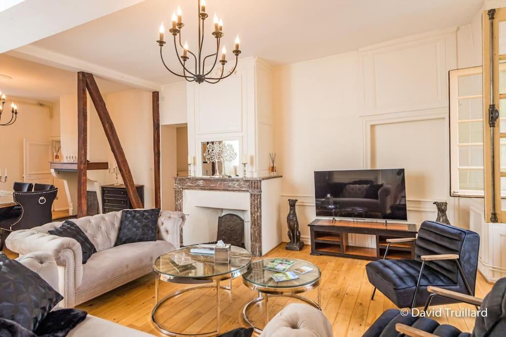 Suites Mana - Matahina Avec Vue Superbe Sur La Place Ducale Et Parking Prive Inclus Шарлевиль-Мезьер Экстерьер фото