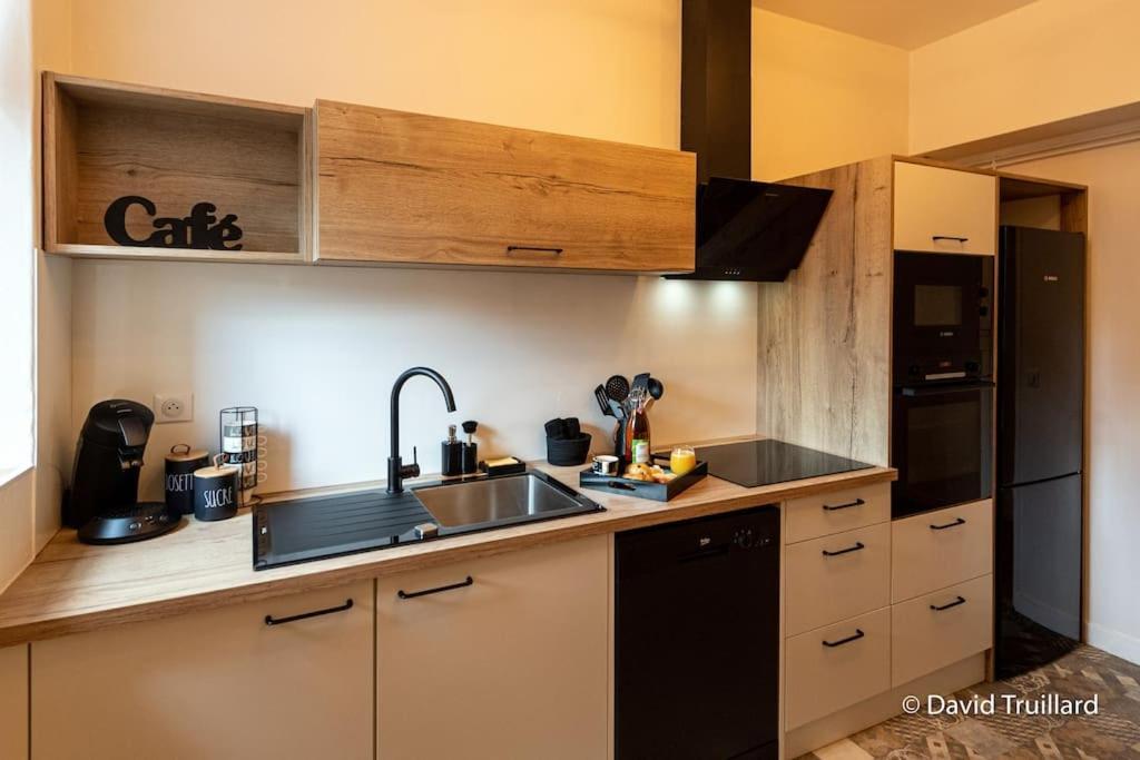 Suites Mana - Matahina Avec Vue Superbe Sur La Place Ducale Et Parking Prive Inclus Шарлевиль-Мезьер Экстерьер фото
