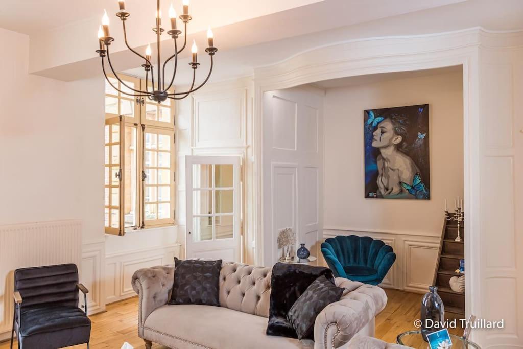 Suites Mana - Matahina Avec Vue Superbe Sur La Place Ducale Et Parking Prive Inclus Шарлевиль-Мезьер Экстерьер фото